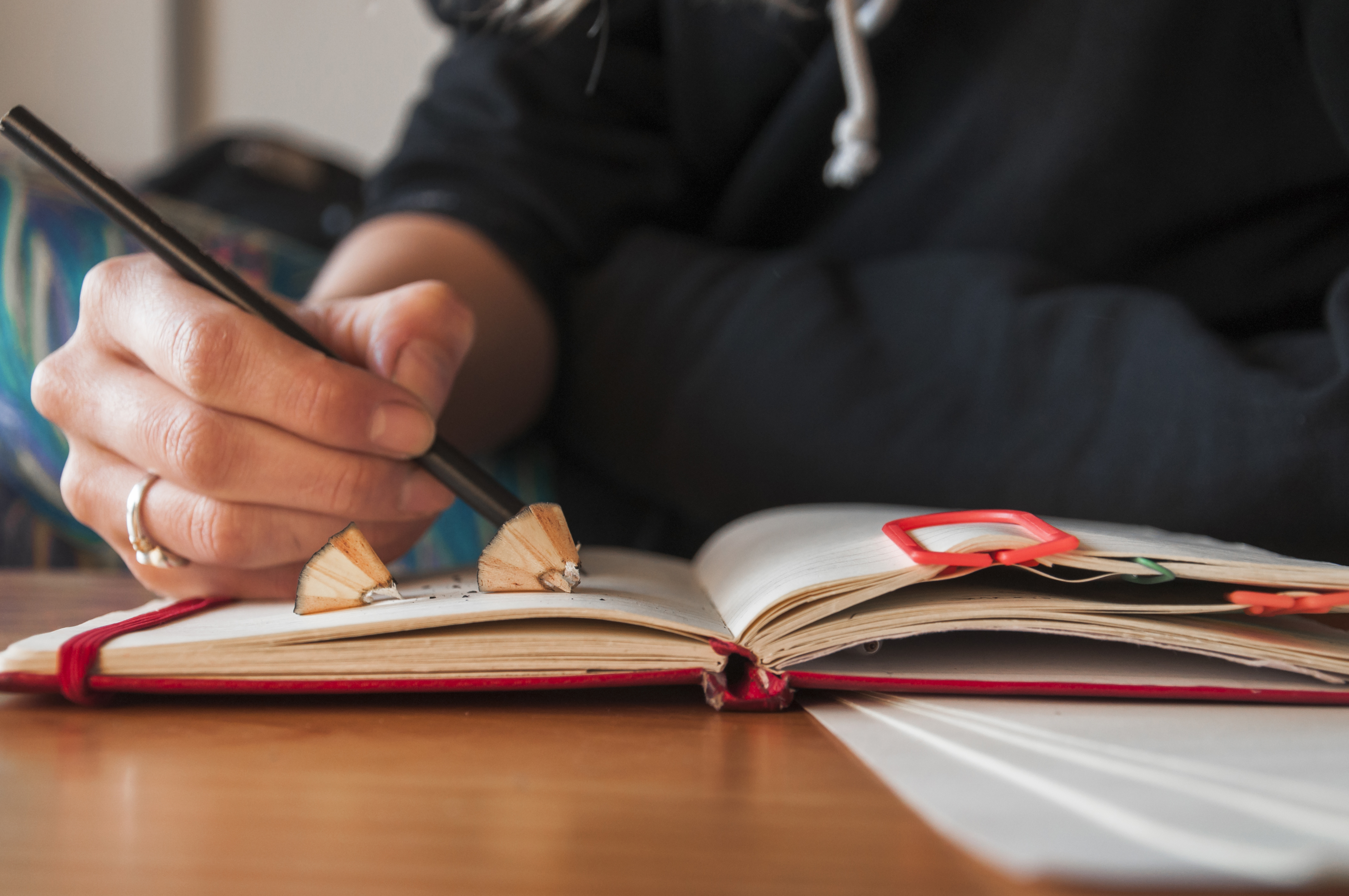 Studente che analizza un grafico finanziario